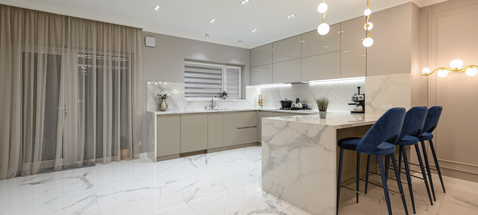 Cum poți obține un interior modern al casei tale cu ajutorul profilelor decorative pentru sisteme de iluminare?